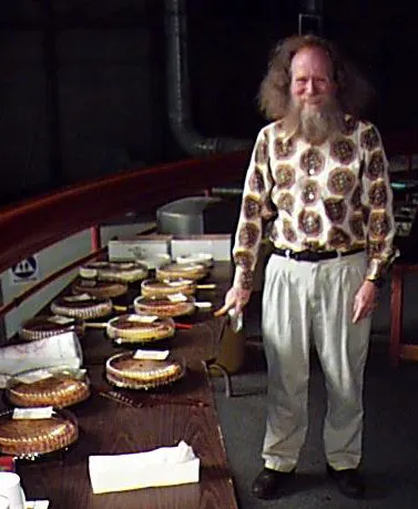 Larry Shaw menyediakan buah pai untuk merayakan Hari Pi pertama 