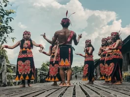 masyarakat adat melakukan tarian adat dalam memperingati Hari Masyarakat Adat Nasional